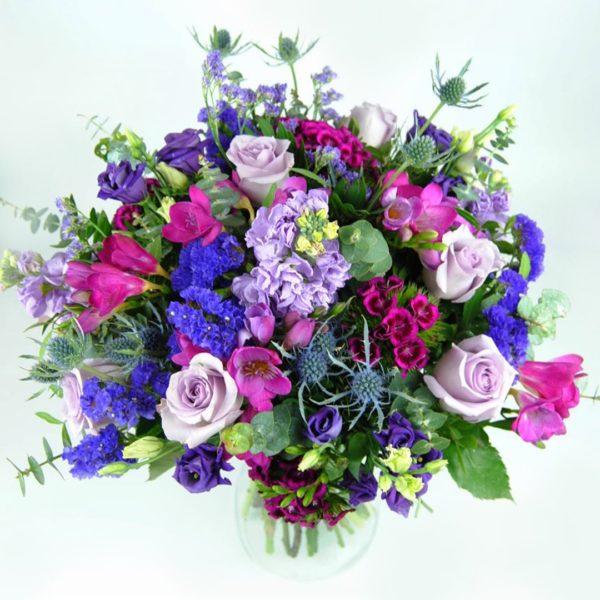 Ramo De Flores Con Fresias, Rosas Lilas, Estatice, Eryngium, Lisiantum Azul, Clavel Poeta Y Alelí Lila