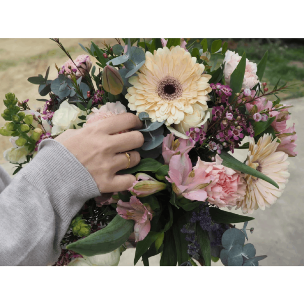 Envío De Flores Con Tulipanes, Rosas Blancas, Claveles, Gerberas Y Antirriums