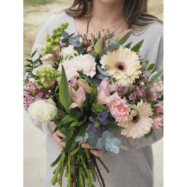 Ramo Con Tulipanes, Rosas Blancas, Claveles, Gerberas Y Antirriums