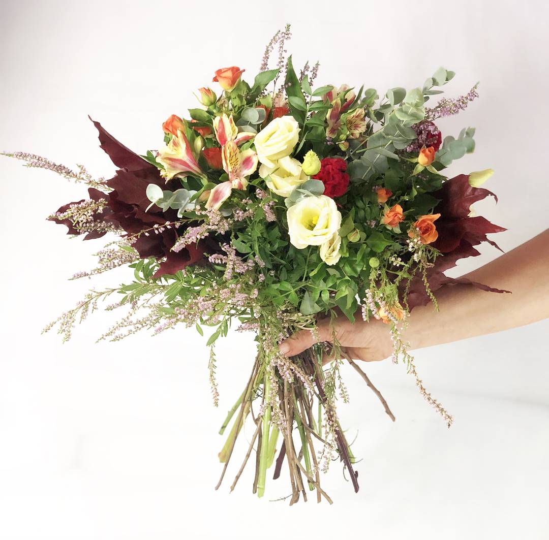 Ramo de flores con celosia, alstromelia, rosa pitmini naranja, lisianthus, brezo, hojas de roble - Originalflor