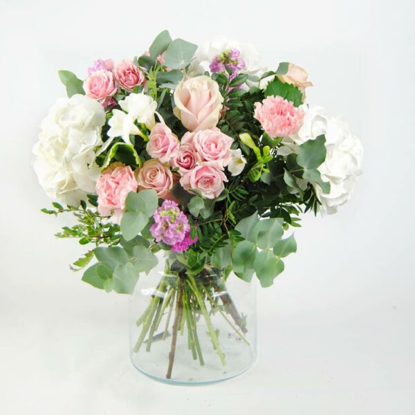 Enviar Ramo De Flores Con Hortensia Blancas, Flores De Rosa Pitiminí Rosa, Rosas Rosa, Aleli, Clavel Rosa, Fresia Blanca, Eucalipto - Originalflor