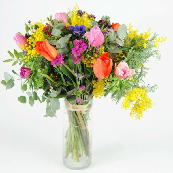 Flores con mimosa, tulipanes, Anemonas, clavel poeta, limonium, estatice, eucalipto y lentisco