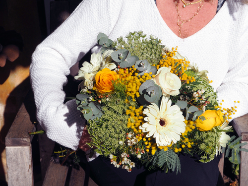 Ramo De Flores Country Fragance Con Gerberas Blancas, Rosas Amarillas, Rosas Blancas, Mimosas, Animagus, Flor De Cera Blanca Y Eucaliptos