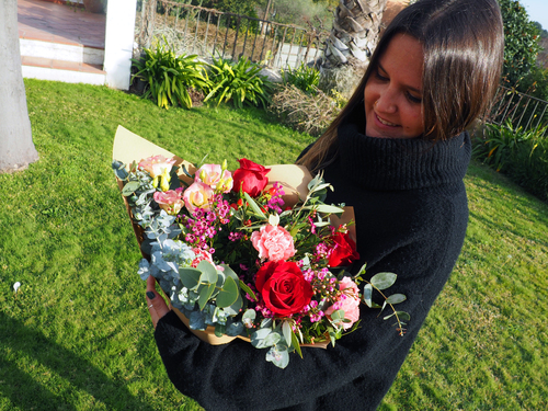 Ramo De Flores West Side Story - Rosas Rojas, Claveles, Hipericum, Flor De Cera, Estatice, Eucalipto, Dentisco