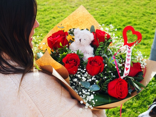 Ramo De Flores Con Rosas Rojas Con Paniculata