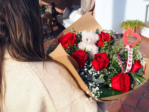 Ramo De Flores Con Rosas Rojas Con Paniculata