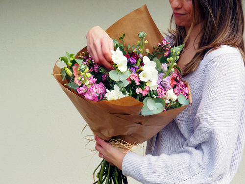 Ramo de flores con Alelis, Fresia blanca, Clavel Poeta, Astromelia, Flor de Cera